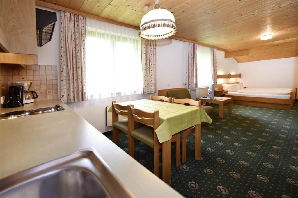 Bed and Breakfast Berghof Gundalatsch Gaschurn Esterno foto